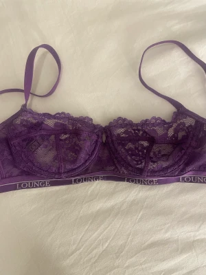 Lounge Bh - Säljer nu min superfina lounge bh då den är för liten! I nyskick då den inte kommit till så mycke användning (observera liten i storleken) Är en storlek 70B men skulle mer säga att den är som en 70A Priset går att diskutera vis snabb affär