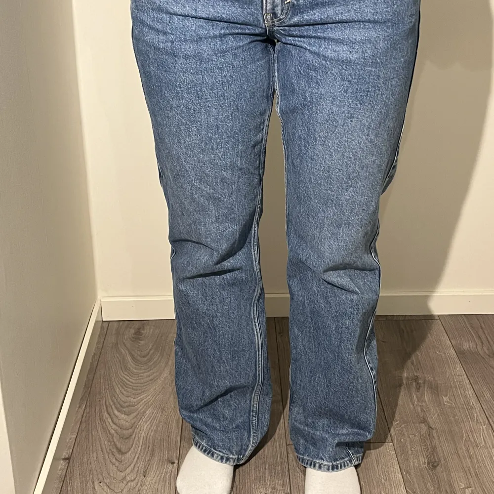 Säljer ett par arrow jeans från weekday. Inte exakt samma färg som på första (den exakta färgen är slutsåld på hemsidan). Storlek 29/32 och sitter bra på mig som brukar ha storlek 38. Jag är 170 cm lång. Inga tecken på användning🫶🏻🫶🏻🫶🏻. Jeans & Byxor.