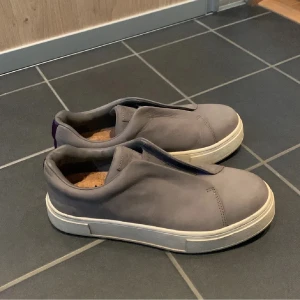 Eytys - Säljer mina gråa eytys i storlek 40❤️sitter som en vanlig 40 sko och är i nyskick. Inga defekter. Nypris 2500