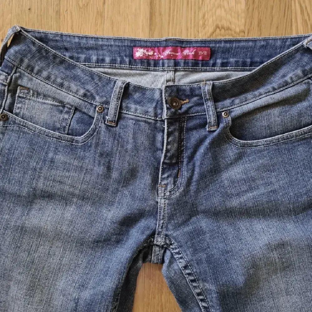 Säljer dessa sjukt snygga lågmidjade jeans, köpa här på plick men säljer vidare då de tyvärr var för stora för mig💓bilderna är lånade😽. Jeans & Byxor.