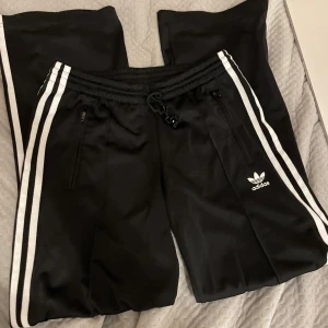 Low adidas trackpants - vintage Low waist adidas trackpants. Använt skick. Lite noppriga och har en liten fläck💕