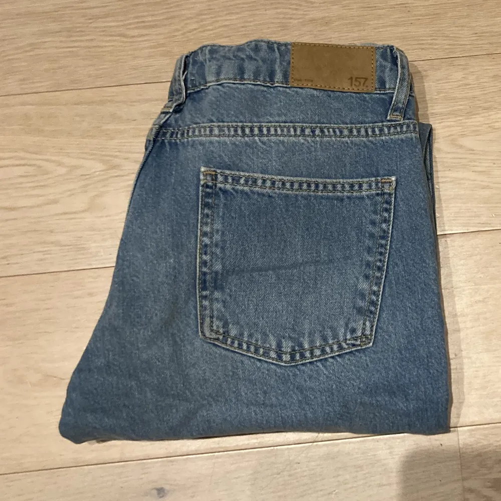 Dessa jeans säljs då jag inte gillar färgen. Modellen på jeansen är icon och de är i storlek xs. Jag är 158 cm lång och skulle nog passa någon som är runt 160-167 cm. Jeansen är använda 2 gånger och de säljs för 250 kr.. Jeans & Byxor.