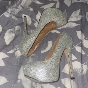 Klackar - Klackar med diamant design på (inte riktiga diamanter). Lite gamla men håller bra. Säljer dem för har ingen användning för dem.