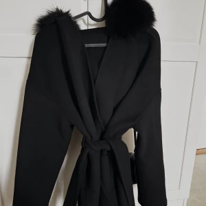 Kappa med pälskrage - Säljer min femenina of sweden pälskappa med stor äkta svart rävpäls. Kappan har en blandning av ull och kashmir. Den är i superfint skick och sparsamt använd. Storlek XS-S. Nypris 3700kr.  
