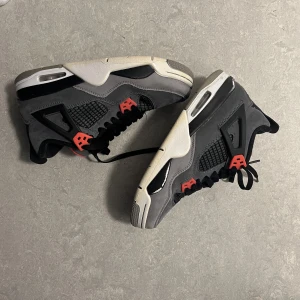 Jordan 4s - Infrared Jordan 4s. Nypris 3500. 