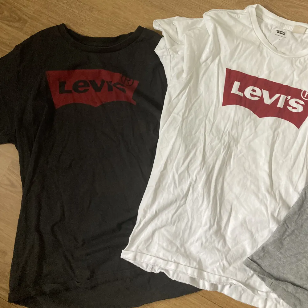 Säljer dessa tröjor från Levis 🙌😻 Paketpris 249 🫶🏻 (300+ styck nypris) . T-shirts.