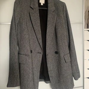 Blazer Kavaj H&M - En grå/svart Blazer i diskret mönster 🖤🩶 Passar både 34 och 36.