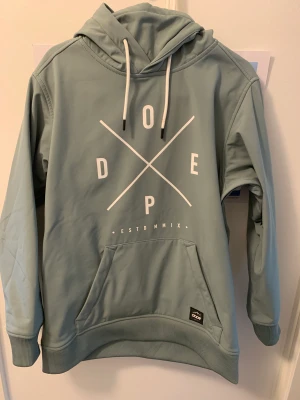 Skidjacka  - Sage grön skidjacka från dope. Hoodie modell. Använd vid ca 4 skidtilfällen. Skriv privat för mer bilder och bilder med den på