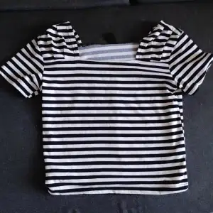 Ny och oanvänd, enkel svart-vitrandig kortärmad T-shirt.🤍🖤
