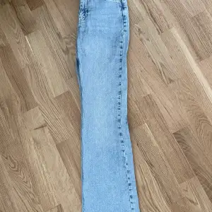 Jeans Fin ljusblå färg & de är nästan helt nya använda 2 gånger även tvättade!  Storlek 32.  Pris: 200kr.  Finns i Västerås.