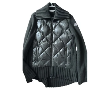 MONCLER FUR HOOD WOOL JACKET - En superfin mörkgrön jacka från Moncler som jag köpte i januari 2023 på Vestiaire för 5800 . Väldigt sparsamt använd och passar perfekt nu till hösten.