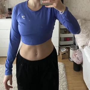 Gymshark - Training long sleeve crop top - Jättefin träningstop från Gymshark. Storlek M men den är lite mindre i storleken så skulle snarar säga S/M. Säljer för att jag inte längre använder men den är fortfarande i väldigt bra skick. Ordninarie pris :249 kr, säljs för 90 kr. Köparen betalar frakt
