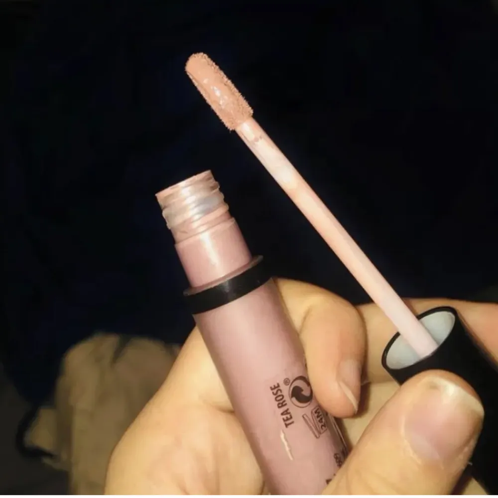 3st läppstift alla för 40kr, en nude rosa och en beige och en matt rosa .. Accessoarer.