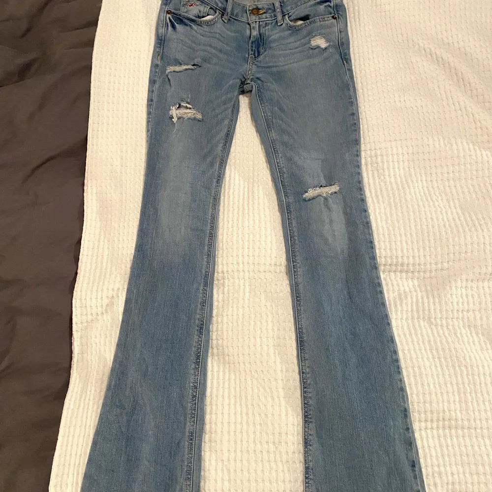 Jättesnygga lågmidjade byxor från hollister som tyvärr är för små för mig🩷 Skriv till mig om du har frågor eller vill ha fler bilder!. Jeans & Byxor.