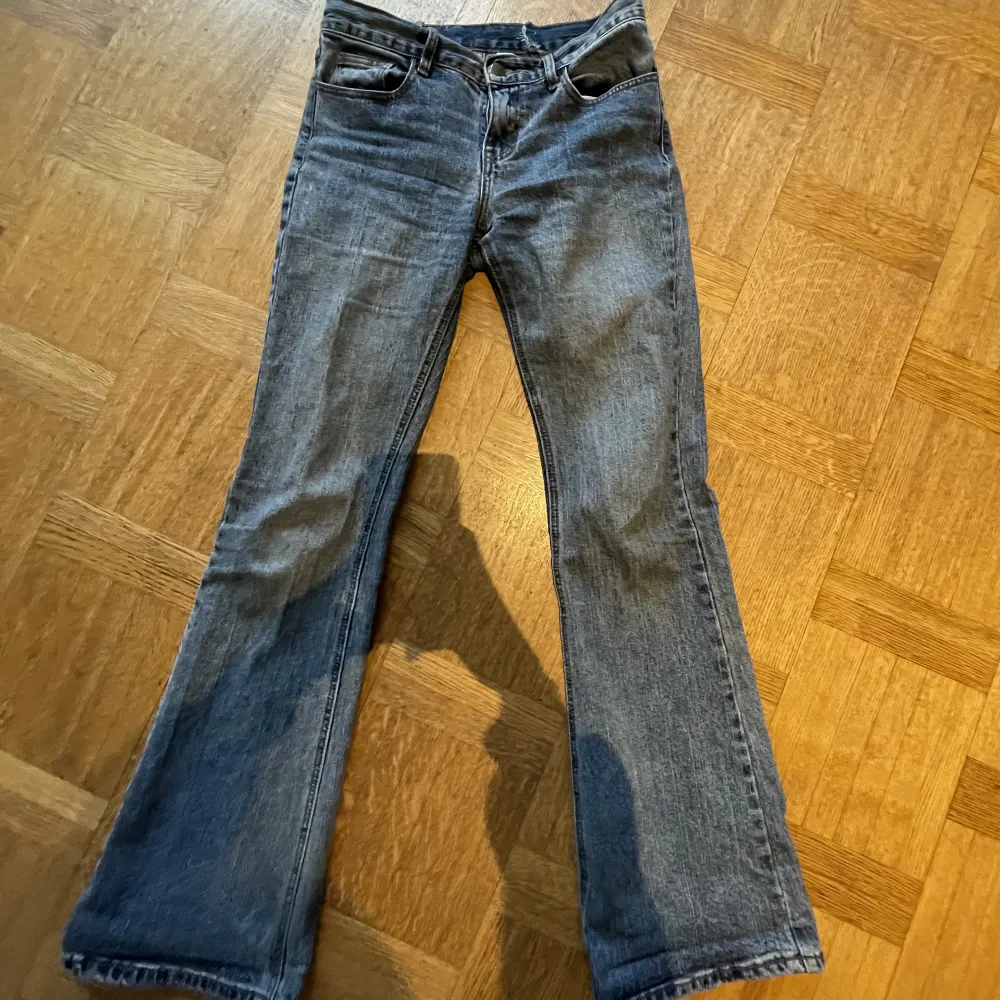 Snygga lowrise jeans från brandy melville, använda tre gånger ungefär! Skriv för mer bilder. Jeans & Byxor.