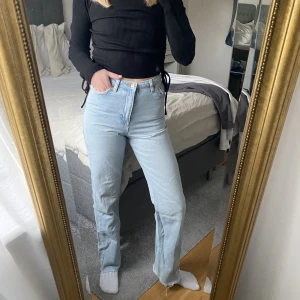 Blå jeans  - Ett par blåa jeans från NA-KD. Storlek 32. 