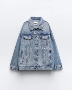 Jeansjacka - OVERSIZE jeansjacka, den är inte lika stor som den är på bilden men fof mycket oversize. Nyskick använd ungefär 3 gånger