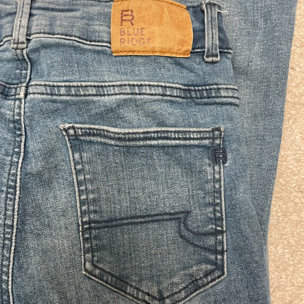 Jätte fina bootcut jeans från zalando💗säljer då den har blivit liten❤️. Jeans & Byxor.