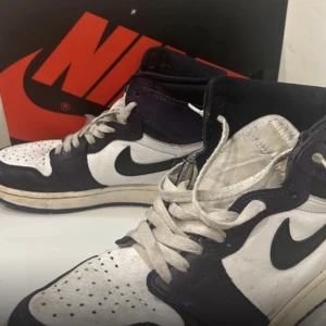 Nike Jordan (Couart Purple, Highs) - Air Jordan 1 Retro High OG “Court Purple 2.0”  jag skulle bedöma dessa skor som 7/10 utifrån ett skick där 10 är nyköpta. Jag köpte dom av företaget Sole Plus och då landade summan på 5499kr och därför kommer jag att sälja dessa eftertraktade skor för 225