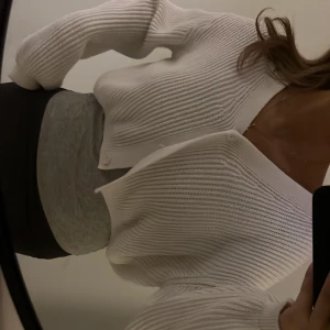 Vit kofta - Använd fåtal ggr,  Köparen står för frakt 