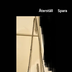 Klassisk Axelremsväska liten - Snygg smidig axelremsväska som aldrig går ur mode Den är enbart använd fåtal gånger men då den inte används längre så vill jag nu ge någon annan möjligheten att få äga och bära denna klassiska supersöta väska istället för att hänga hos mig och samla damm 