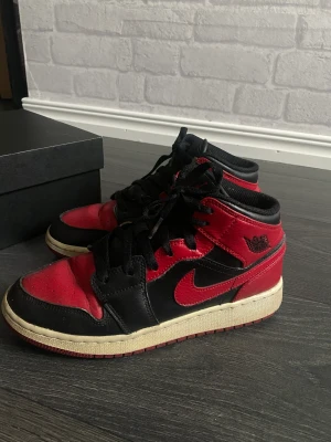 Air jordan 1 - Jordans 1 mid köpta för omkring 2000 kr men säljer billigt då de är creasade, lite sönder innuti men annars fina(fråga gärna om fler bilder) Låda tillkommer och såklart äkta