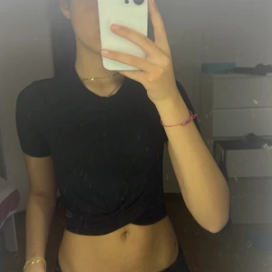 Svart tröja - Har ish aldrig använt den, gammal modell går inte att hitta i butiker längre, använd gärna köp nu