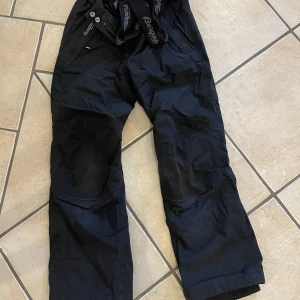 Täckbyxor barn Bergans - Bergans täckbyxor i fint begagnat skick. Storlek 140