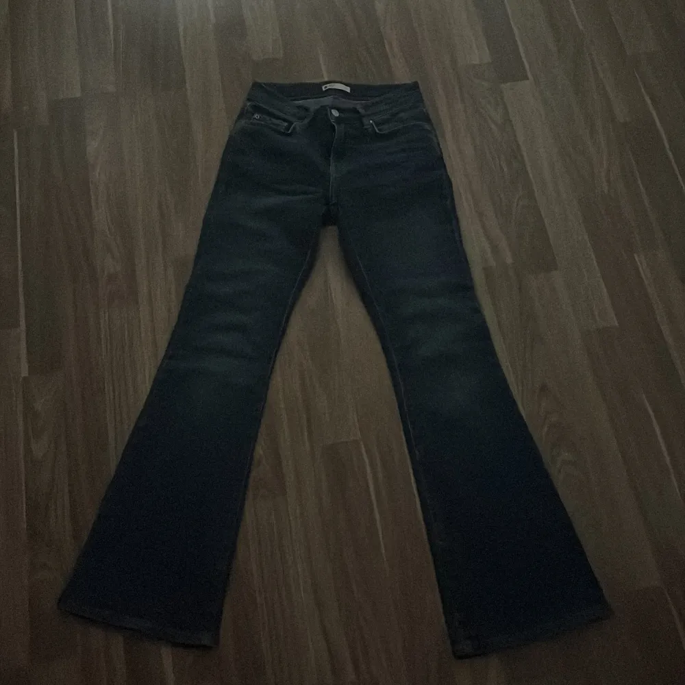 Gina tricot jeans, low waist dom går ut där nere, mörk blåa i 32. Använda få gånger. Jeans & Byxor.