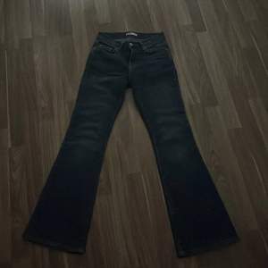 Gina tricot jeans, low waist dom går ut där nere, mörk blåa i 32. Använda få gånger