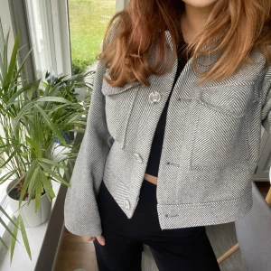 Höst/vinter jacka - Perfekt nu på hösten Köpt för 700kr (säljs inte längre)  Aldrig använd så är som helt ny Storlek S men är ganska oversized