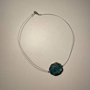Oanvänt halsband med en turkos sten 