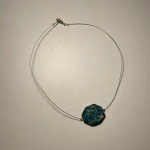 Oanvänt halsband med en turkos sten 