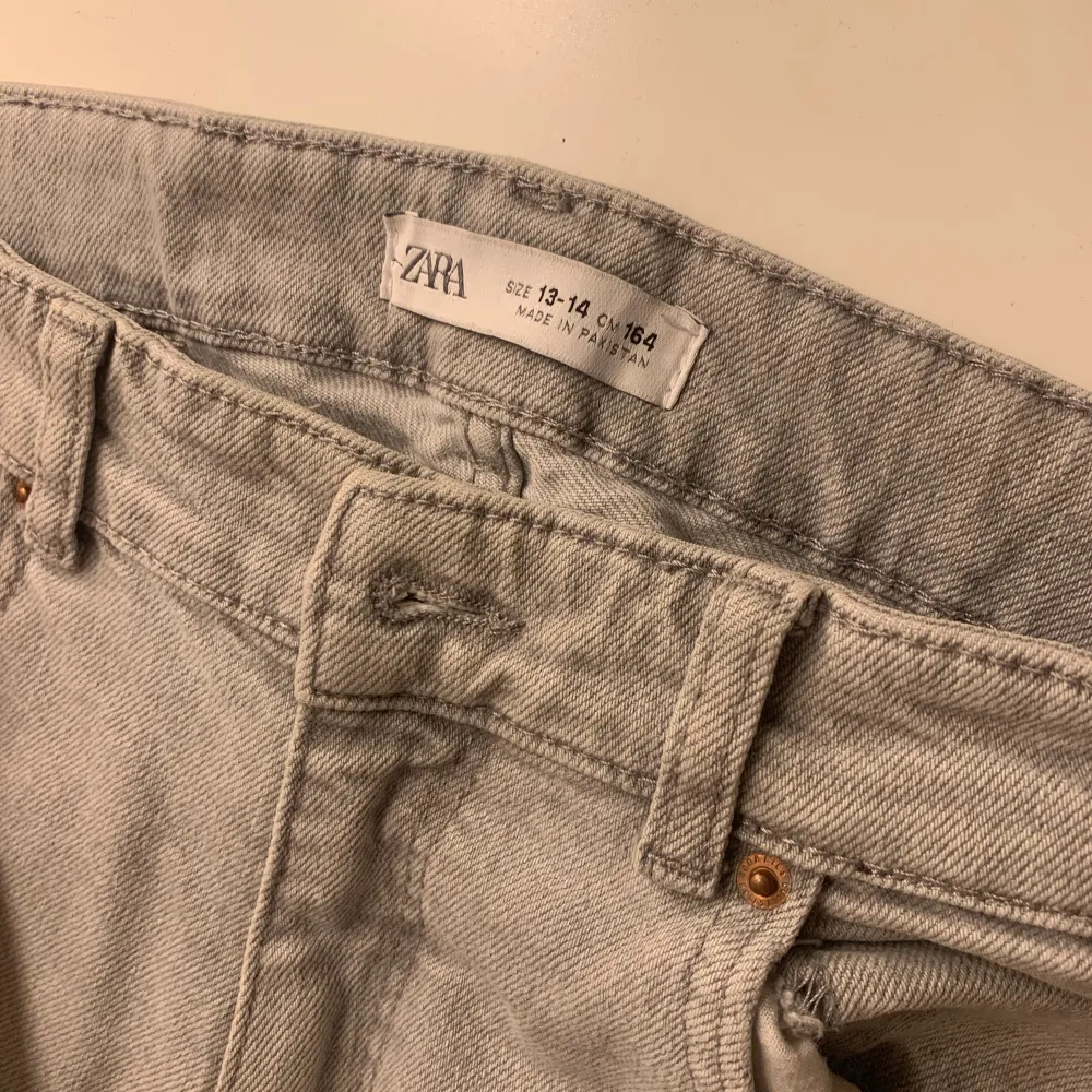 Säljer mina jättefina gråa jeans från Zara🌟 De är lite lågmidjade och har slits i slutet att benet🩷 De är i storlek 146. Säljer de eftersom att de inte kommer till användning🩷. Farkut & Housut.