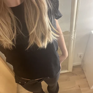 Svart tröja med volang❄️ - Säljer en svart t-shirt med volanger. Säljer pågrund av att den inte kommer till användning längre. Köpt för ca 150kr💘❄️