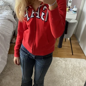 Super snygg gap hoodie - Jag säljer denna super snygga och sköna gap hoodien❤️