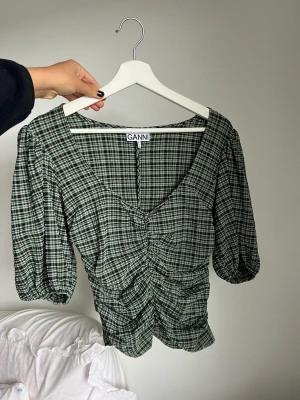 Ganni blus - Endast använd 1 gång så fin grön blus från Ganni 🍀 