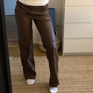 Bruna skinnbyxor  - Säljer mina bruna skinnbyxor från Berschka. I väldigt fint skick. Skriv för fler bilder.