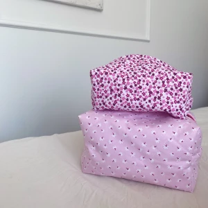 Necessärer  - Säljer handgjorda necessärer😊 275 - 325kr beroende på storlek och material😊 @DSGN.AS på Instagram💕 