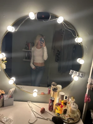 Vit tröja  - En vit tröja från monki köpt för 150 och använd ett par gånger.(har röd bh under)