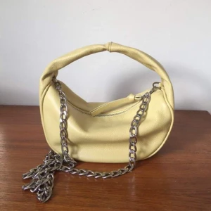 Bag By Far - Väska från by far i fin gul färg! Helt i nyskick utan något att anmärka på! 