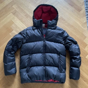 Tommy hilifiger vinterjacka - Tommy hilifiger jacka, skick 10/10 storlek 164