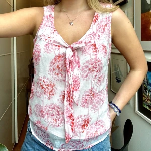 Blus med rosett🎀 - Superfin blus som passar både till vardags och till fest💕Blusen är av bra kvalitét och i jättegott skick