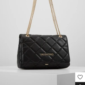 Valentino väska  - Detta är en valentino väska från Zalando🥰ordinarie pris ligger på 1225 och säljer den för 400 än så länge, kommer dra ner på priset om ingen köper.Den guldiga texten där de står valentino är lite rostigt för använd i sommras Kontakta för fler bilder🥰
