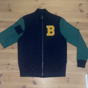 Barbour zip sweatshirt  - Säljer denna tvärfeta barbour zippen! Använd 2 gånger och skicket är 10/10 (förutom att loggan i nacken inte sitter kvar) nypris: 2000 Om du har nån fråga är det bara att ställa! 😃