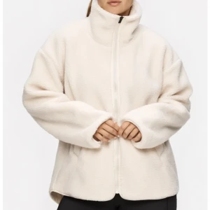 Teddy jacka  - Teddy jacka från stronger. Knappt använd. Nypris 1099 säljer för 700kr. Priset kan diskuteras vid snabb affär. Köparen står för frakt 