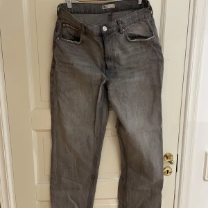 Gråa byxor från Gina  - Flitigt använda men bra skick. 
