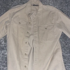Overshirt/jacka - Säljer en overshirt från Jack & Jones i storlek S (Manchester material)! Aldrig använd😄  Hör av er vid intresse!