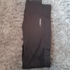 Gymshark tights i storlek XS - Helt oanvända gtmshark tights i storlek XS. Endast testade men dom passar tyvärr inte på mig. 
