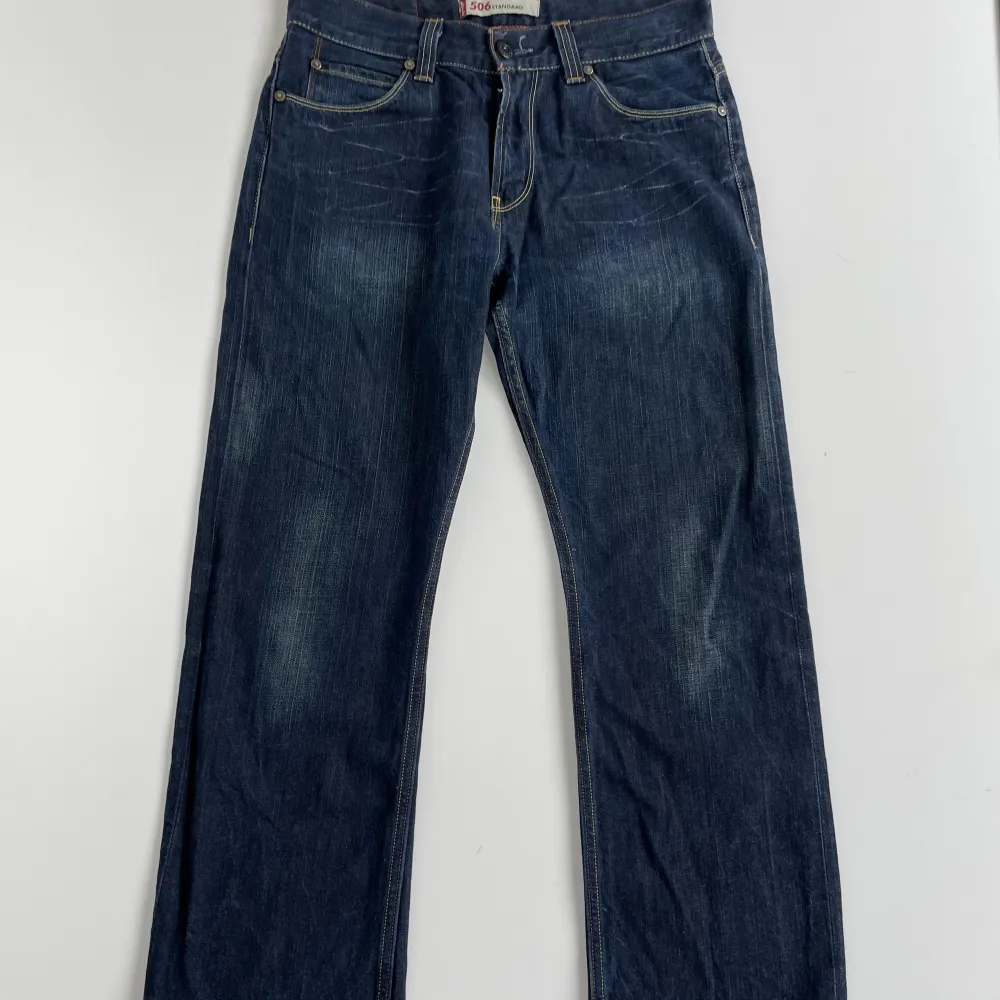 klassisk och tidlös look med ett par blå Levi's 506 jeans!
 Dessa jeans är mer än bara klädesplagg; de är en symbol för autentiskt hantverk och stil. Med sin ikoniska, raka passform ger de dig en tidlös och avslappnad look som aldrig går ur mode. 
 . Jeans & Byxor.